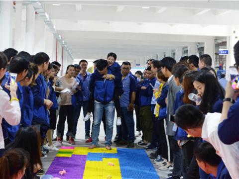 坚贞立志，，，，，，，，永葆精神，，，，，，，，勇猛领先，，，，，，，，不负青春